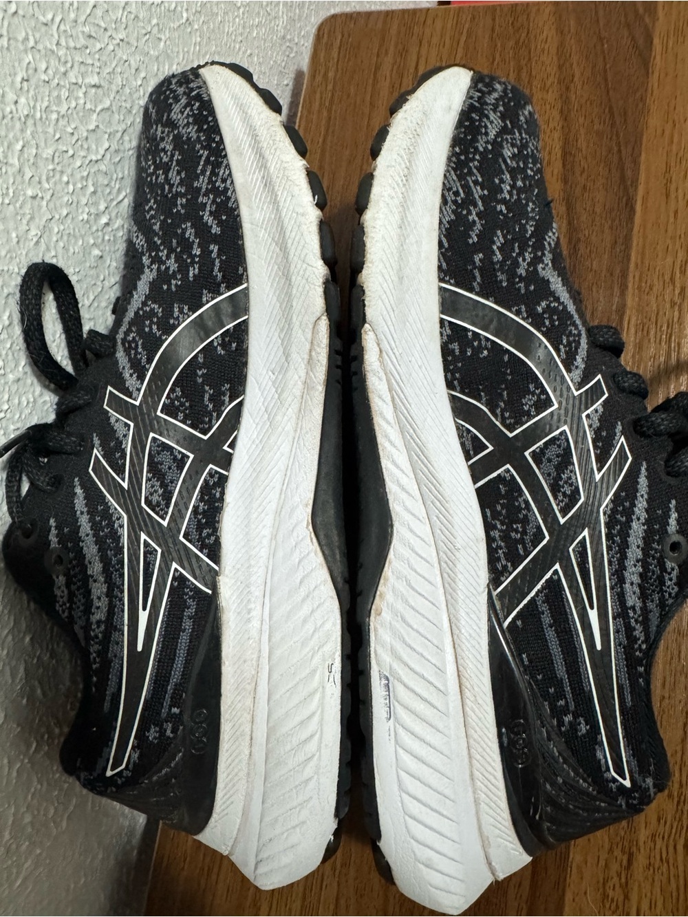 ASICS Women’s Gel-Kayano 29 Running Sneakers Black And White Size 6 Wide - Picture 6 of 8